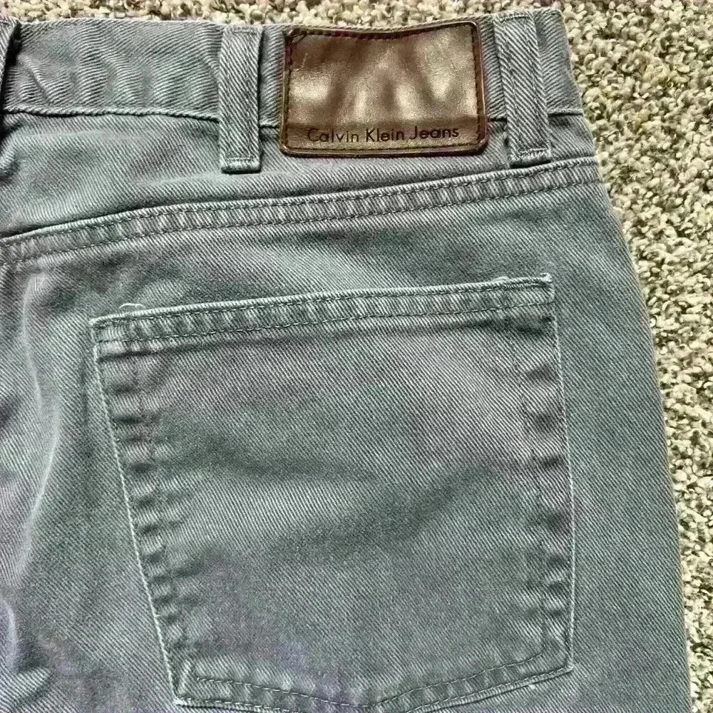 Calvin Klein Men’s Ash Grey 38x32 Easy Fit Straight Jeans - Picture 6 of 6